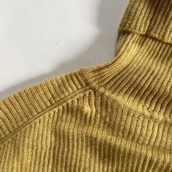 UNIQLO 100% wool turtleneck sweater - Picture 6 of 7